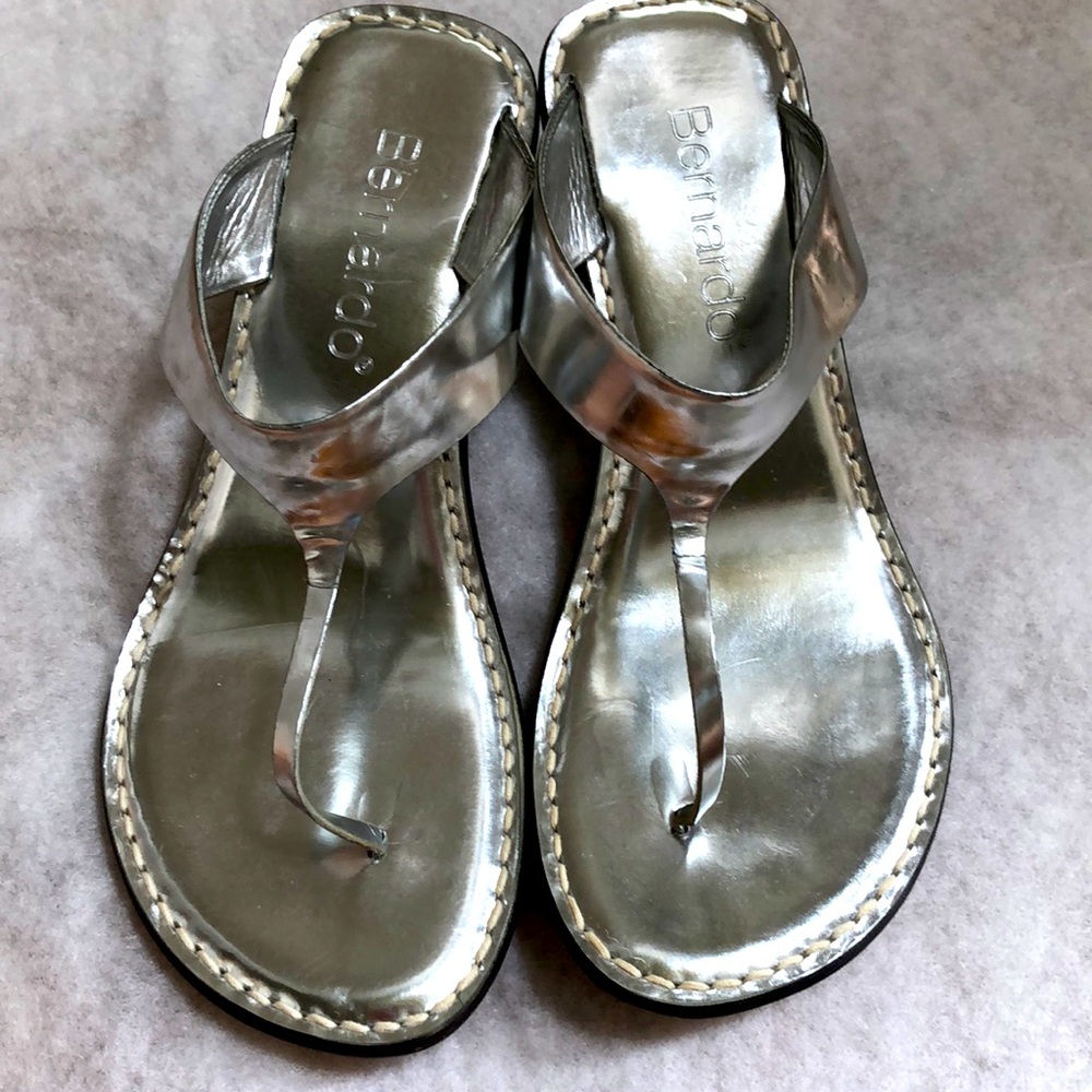 New Bernardo brand women’s silver leather sandals